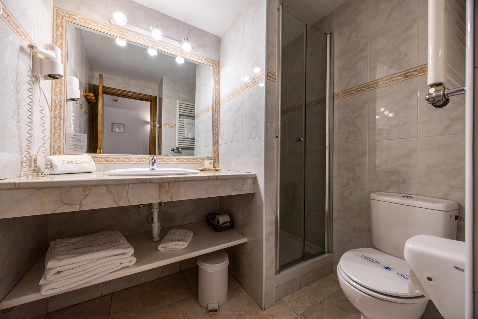 Aparthotel Les Corts Llivia Exteriör bild