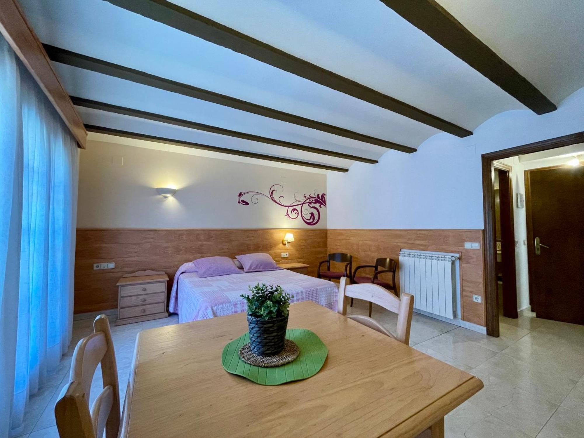 Aparthotel Les Corts Llivia Exteriör bild