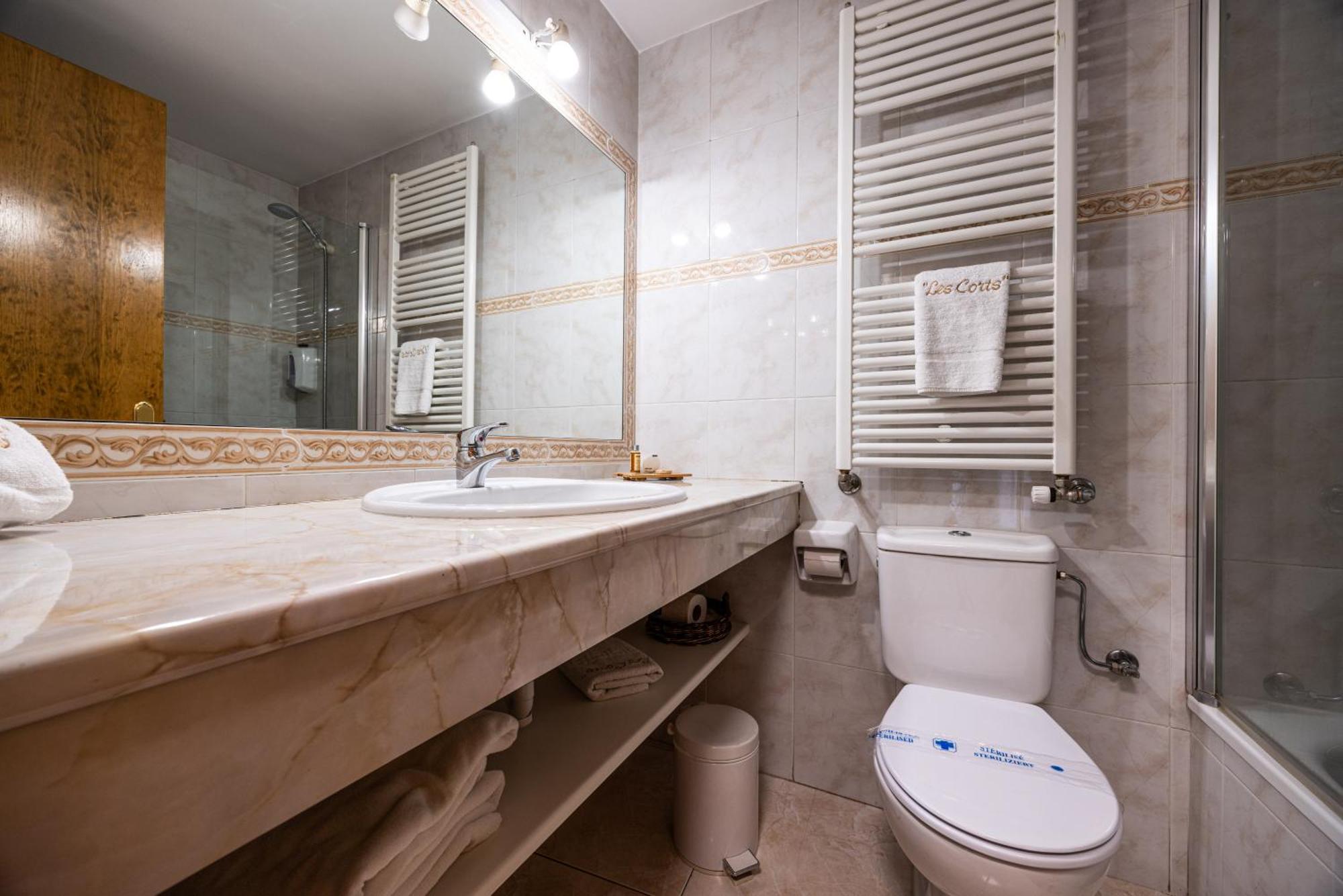Aparthotel Les Corts Llivia Exteriör bild