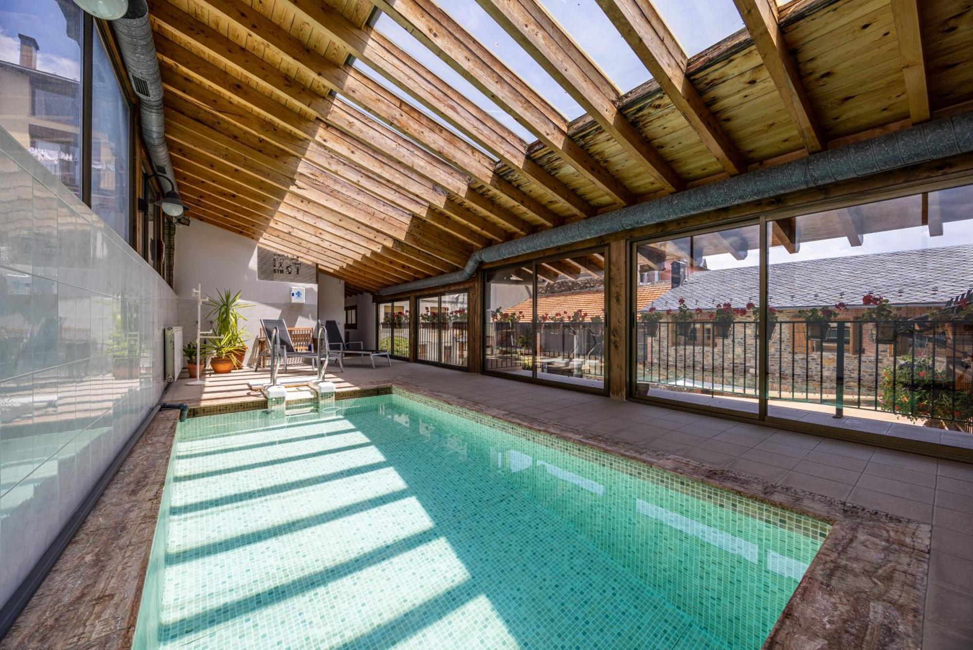 Aparthotel Les Corts Llivia Exteriör bild